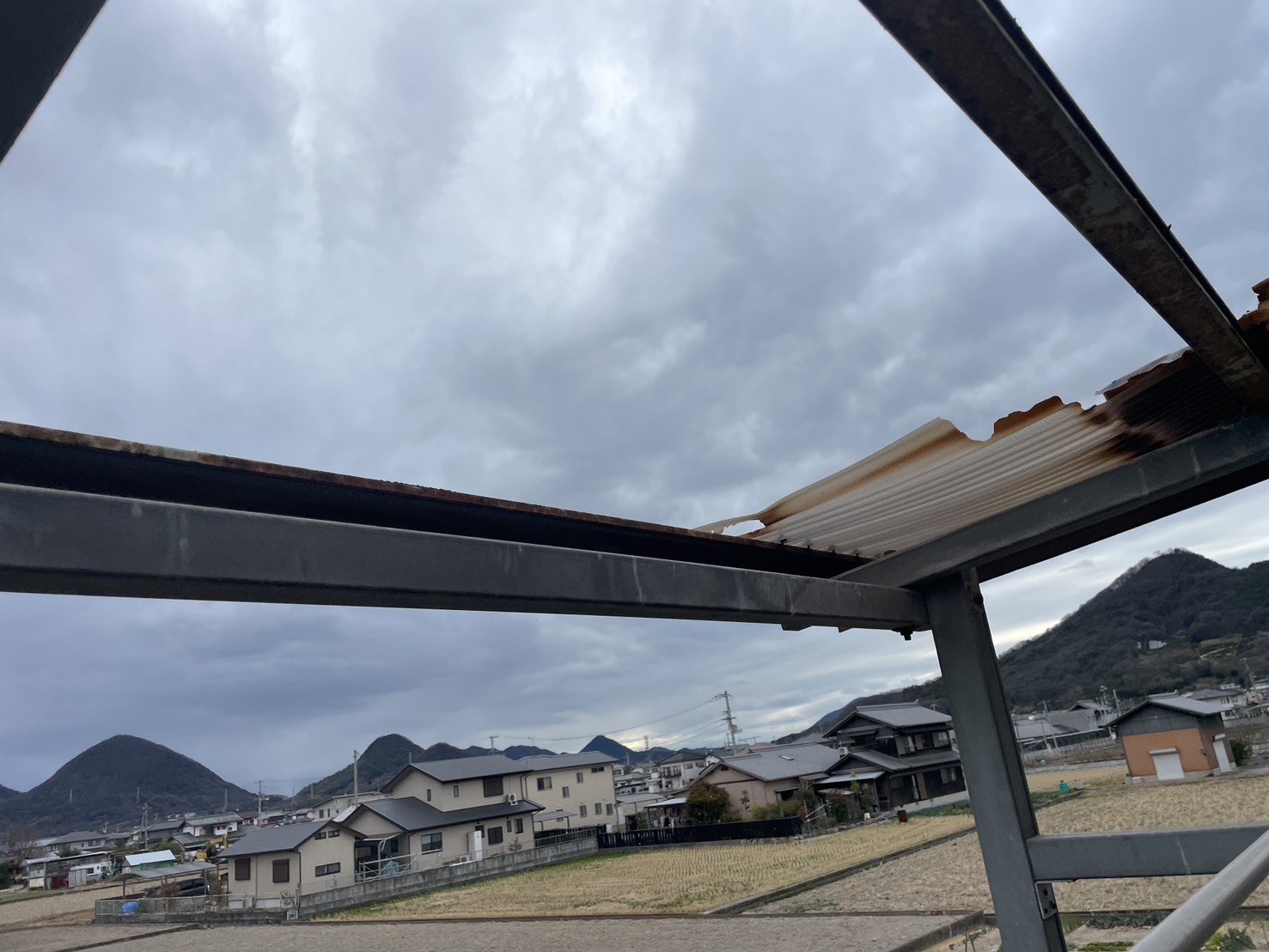 高松市　波板劣化（破れあり）